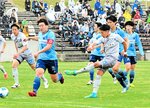 ガイナーレ鳥取―米子元気ＳＣ　ガイナーレは前半１３分、松木（右）が２点目を決める＝オールガイナーレＹＡＪＩＮスタジアム