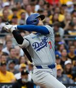 　パイレーツ戦の３回、１５号２ランを放つドジャース・大谷＝ピッツバーグ（共同）