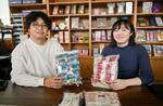 　取材に応じる「日の出屋製菓産業」の川合洋平社長（左）と海外販路の担当社員＝２０２５年３月、富山県南砺市