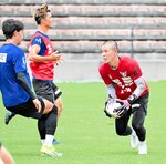 俊敏な動きでゴールを守るＧＫ高麗＝オールガイナーレＹＡＪＩＮスタジアム