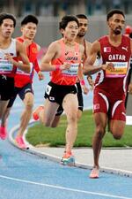 　男子８００メートル予選　力走する落合晃（手前中央）＝亀尾（共同）