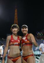 　オランダ戦後、写真に納まる長谷川（右）、石井組。左奥はエッフェル塔＝パリ（共同）