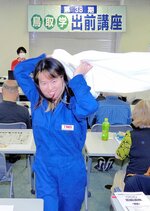 会場内でアウフグースを披露する五塔さん
