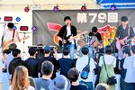 観客を巻き込みエネルギッシュな演奏を披露する高校生らのロックバンド＝２０日、境港市大正町の特設ステージ