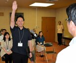地域活動サポーターとしての抱負を述べる職員＝３０日、米子市役所