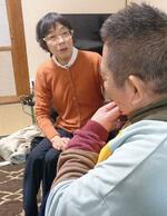　精神科病院に入院していた男性（手前）と、当時面会した「大阪精神医療人権センター」の訪問ボランティアの看護師＝３月、大阪府茨木市