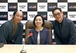 　ラジオ特番「彬子女王のオールナイトニッポンＰｒｅｍｉｕｍ」のパーソナリティーを務められ、ゲストの歌舞伎俳優中村勘九郎さん（右）、落語家立川志の八さん（左）と写真に納まる三笠宮家の彬子さま＝東京都千代田区（ニッポン放送提供）