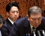 　参院予算委の集中審議で石破首相（手前）の答弁を聞く小泉農相＝２日午前
