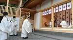 完成した神饌殿の前で祈念する金田宮司（左から３人目）ら＝１０日、鳥取市国府町宮下の宇倍神社