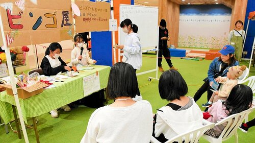 未来のショッピングセンター「リトルパータン」を楽しむ子どもたち＝２３日、倉吉市山根のパープルタウン