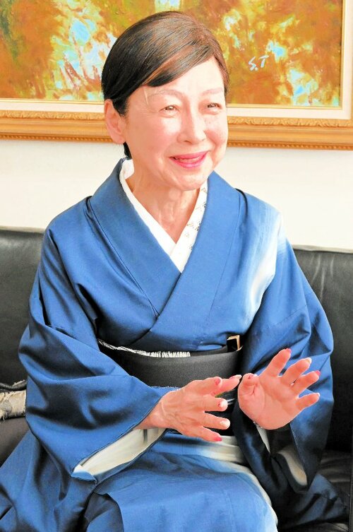 作品に込めた思いを語る四代徳田八十吉さん