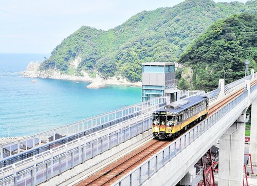 城崎温泉―余部間を運行する観光列車「うみやまむすび」（ＪＲ西日本提供）