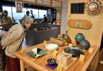 お気に入りの品を吟味する来場者＝１９日、鳥取市今町２丁目の丸由百貨店