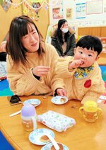 おやつを食べて笑顔の親子