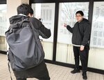 合格の記念写真を友人同士で撮り合う受験生＝７日、鳥取市湖山町南４丁目の鳥取大