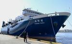 　オホーツク海のＥＥＺ内でのナガスクジラ漁を終え、仙台港に入港した「関鯨丸」＝２日午前