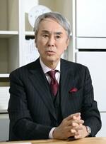 　インタビューに答える元自民党幹事長の石原伸晃氏