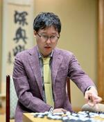 　第４９期碁聖戦５番勝負の第３局で、芝野虎丸名人を破り、タイトルを防衛した井山裕太碁聖＝１９日午後、東京都千代田区の日本棋院