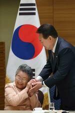 　韓国の尹錫悦大統領（右）と面会した在日韓国人被爆者の朴南珠さん＝５月、広島市（聯合＝共同）