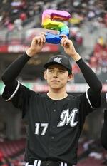 　５勝目を挙げ、ファンの声援に応えるロッテ・佐々木＝マツダ、８日
