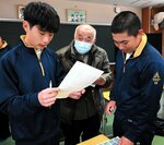 英語を使ってミニゲームを楽しむ参加者ら＝３１日、鳥取市河原町曳田の河原中