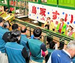 仲買人を前に、競り台で鳥取すいかをアピールする平井知事（中央）ら＝８日、東京都大田区の都中央卸売市場大田市場