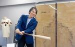 　若手時代に寮で素振りをしてすり切れた畳の前でスイングする松井秀喜さん＝７日、東京都稲城市のジャイアンツタウンスタジアム