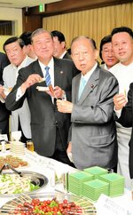 ジビエ料理を味わう石破氏（中央）ら＝２０日、東京・永田町の自民党本部