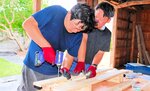 ベンチ作りに挑戦する参加者