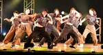 ステージ上でダンスパフォーマンスを繰り広げる出演者