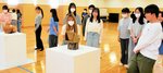 展示された作品をグループで鑑賞する学生たち