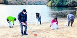 多鯰ケ池周辺で清掃活動する釣り愛好家