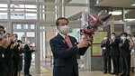 初登庁し、職員の出迎えを受ける平井知事＝１２日、鳥取県庁