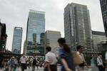 　東京・丸の内のオフィス街を行き交う人たち＝２０２０年