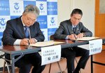 災害時の電力供給について基本協定書に署名する三輪社長（左）と伊達市長＝１日、境港市役所