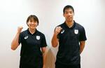 　出発前に撮影に応じる柔道男子８１キロ級の永瀬貴規（右）と女子６３キロ級の高市未来＝２５日、羽田空港
