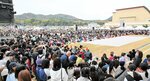 【大群衆】　オープニングイベントでチョコレートプラネットの登場を待つ大勢の人たち。県立美術館に隣接する史跡大御堂廃寺跡歴史公園を人の波で埋めた＝３月２９日