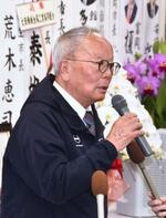 　群馬県太田市長選で落選が決まり、あいさつする清水聖義氏＝１３日夜、太田市