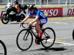 女子個人ロードレースで８位入賞した北中成実（中央）＝大分県日田市のオートポリスサーキット