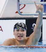 　男子４００メートル個人メドレーで銀メダルを獲得し喜ぶ松下知之＝パリ郊外（共同）