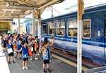 １００周年を記念して軽快な踊りで観光列車「あめつち」を出迎える智頭保育園児＝３０日、ＪＲ智頭駅