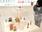 神話に登場するフィギュアや立体像などが並ぶ会場