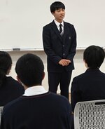 ２年間のＩＢプログラムで頑張りたいことを宣言する生徒＝７日、倉吉市下田中の倉吉東高