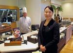　リッチモンドホテル浜松の朝食会場と支配人の清水千春さん（手前）＝浜松市