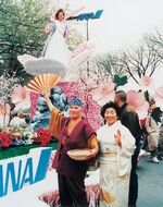 ワシントン桜まつりで「桜の女王」を前にポーズを決める〝花咲じいさん〟の石谷文海氏と幸子氏＝１９８９年