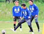 最終ラインから攻撃の起点となる温井（中央）＝オールガイナーレＹＡＪＩＮフィールド