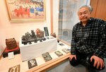 映画のワンシーンを再現したジオラマと森本会長＝１５日、鳥取市国府町の宇倍神社