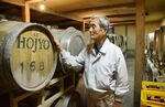 鳥取中部地震後、北条ワインの樽を見て回る山田定広さん＝２０１６年10月25日、鳥取県北栄町