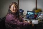 　動画の編集をする千々岩恵子。ろうあ被爆者の経験が語られていなかったことに気づき自分で始めてみた＝愛知県稲沢市