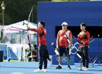 　男子団体１回戦　的を狙う斉藤史弥。中央は古川高晴、右は中西絢哉＝パリ（共同）